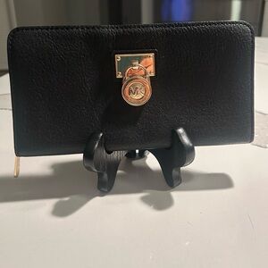 •Michael Kors Hamilton Traveler Large Zip
Around Black Leather Wallet With Lock